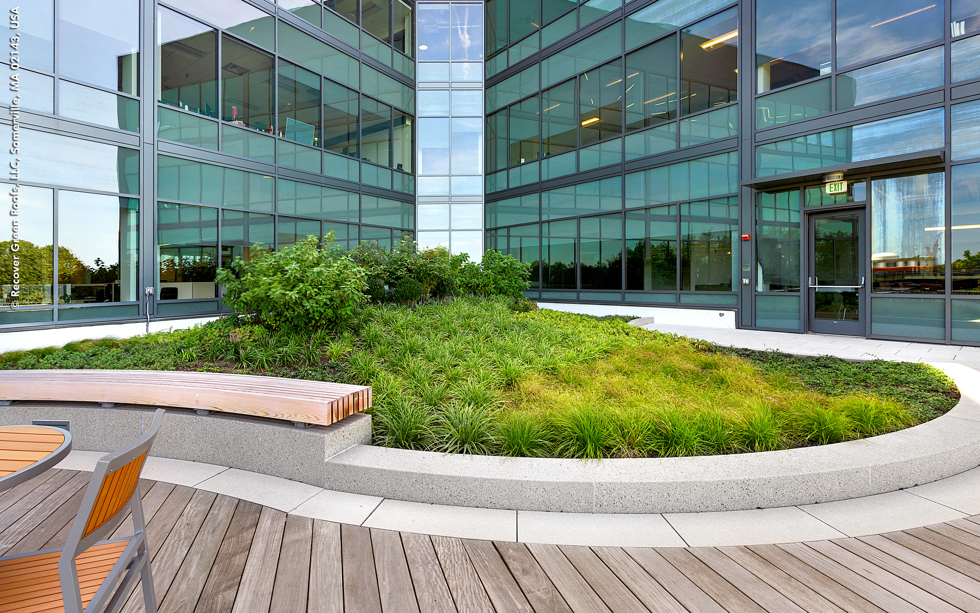 Roof terrace with walkways and a curved bench